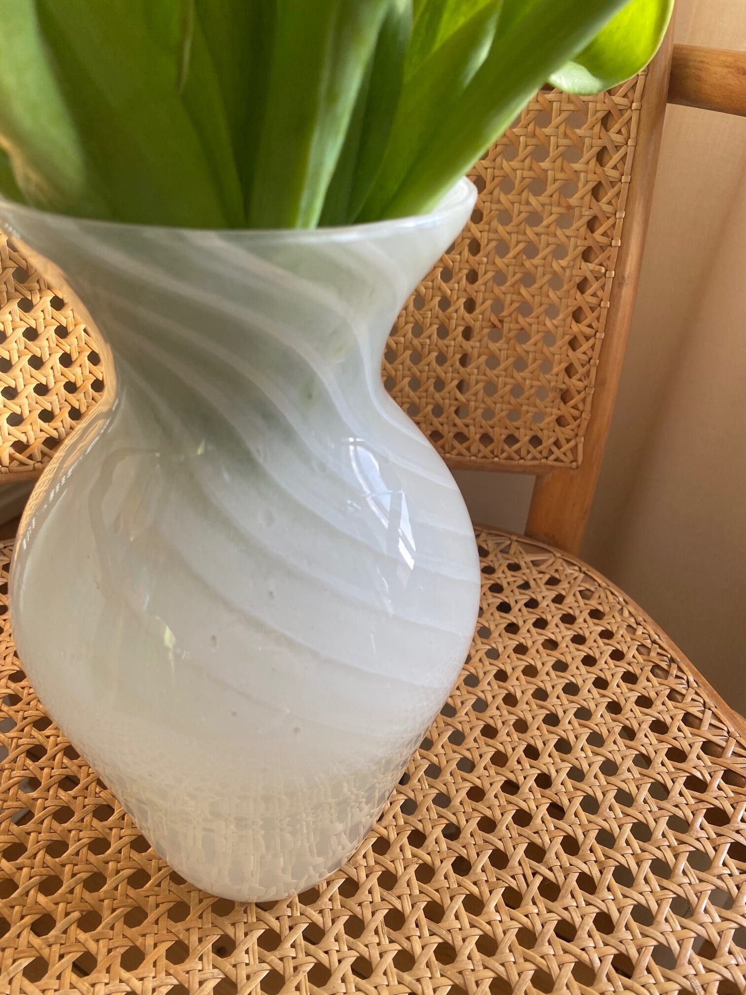 Goal: HeightVintage murano vase white with swirl 36 cm Condition: Beautiful condition, no rejections or scratches. Material: Mouth blown Murano crystal glass
