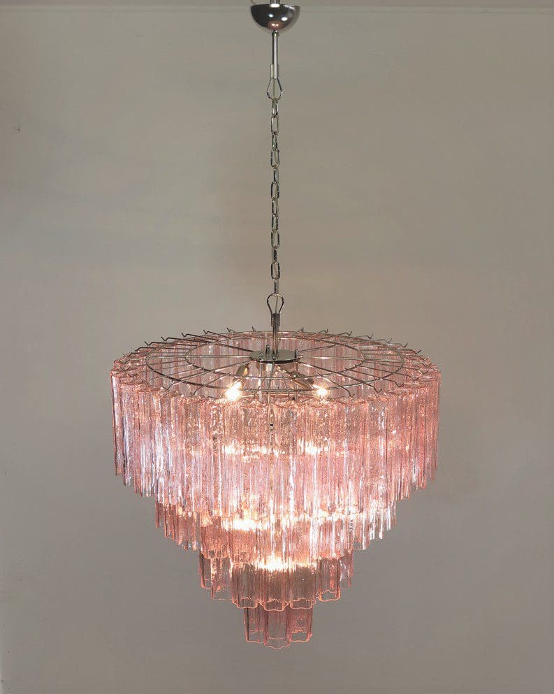Italiensk ljuskrona i Murano-glas och förnicklad metallkonstruktion i 4 nivåer. Det pansrade polerade nickel stöder 78 stora rosa glasrör i stjärnform.